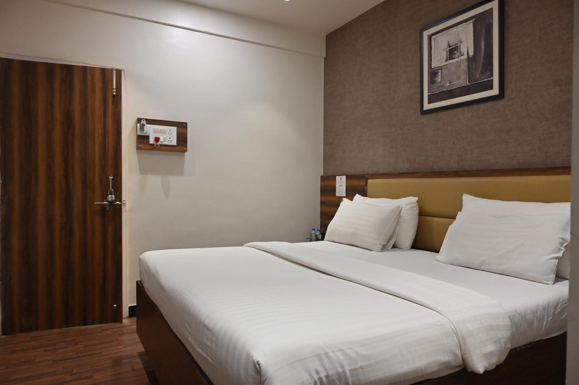 Hotel Sai Yatri 트림박 외부 사진