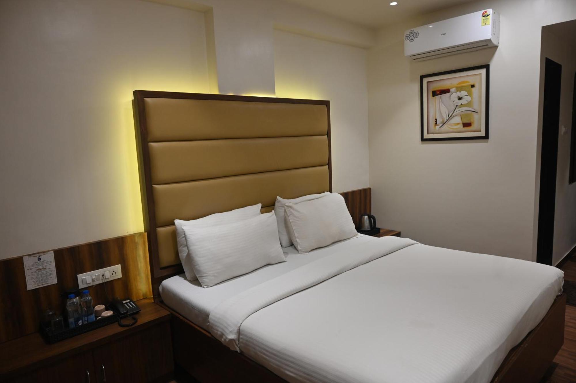 Hotel Sai Yatri 트림박 외부 사진
