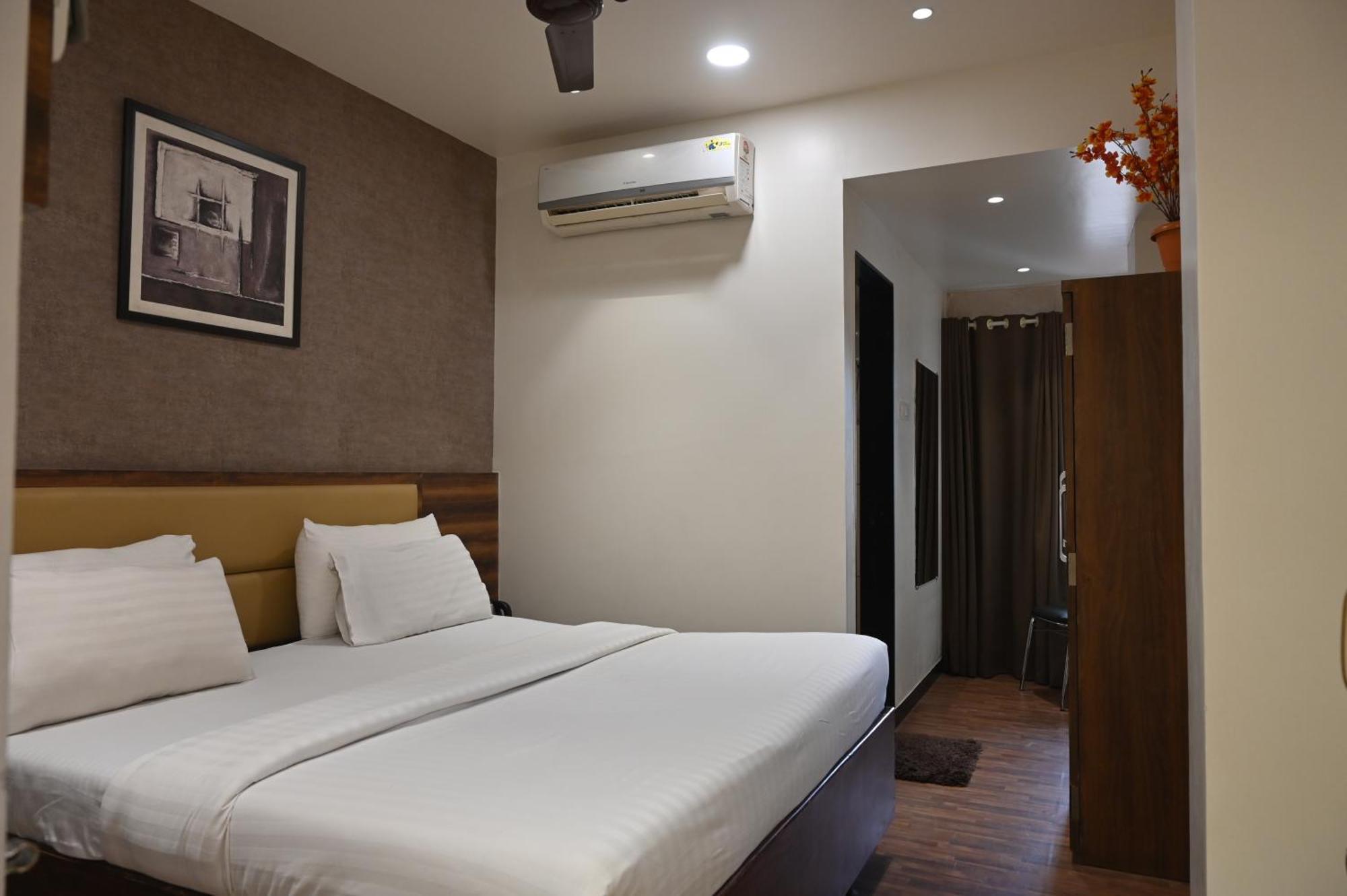 Hotel Sai Yatri 트림박 외부 사진