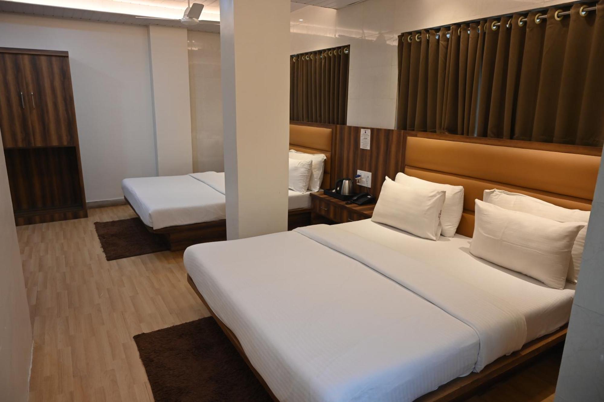 Hotel Sai Yatri 트림박 외부 사진